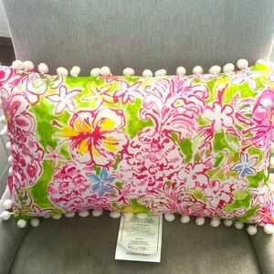 NWT Lilly Pulitzer outdoor accent pillow. 🌸